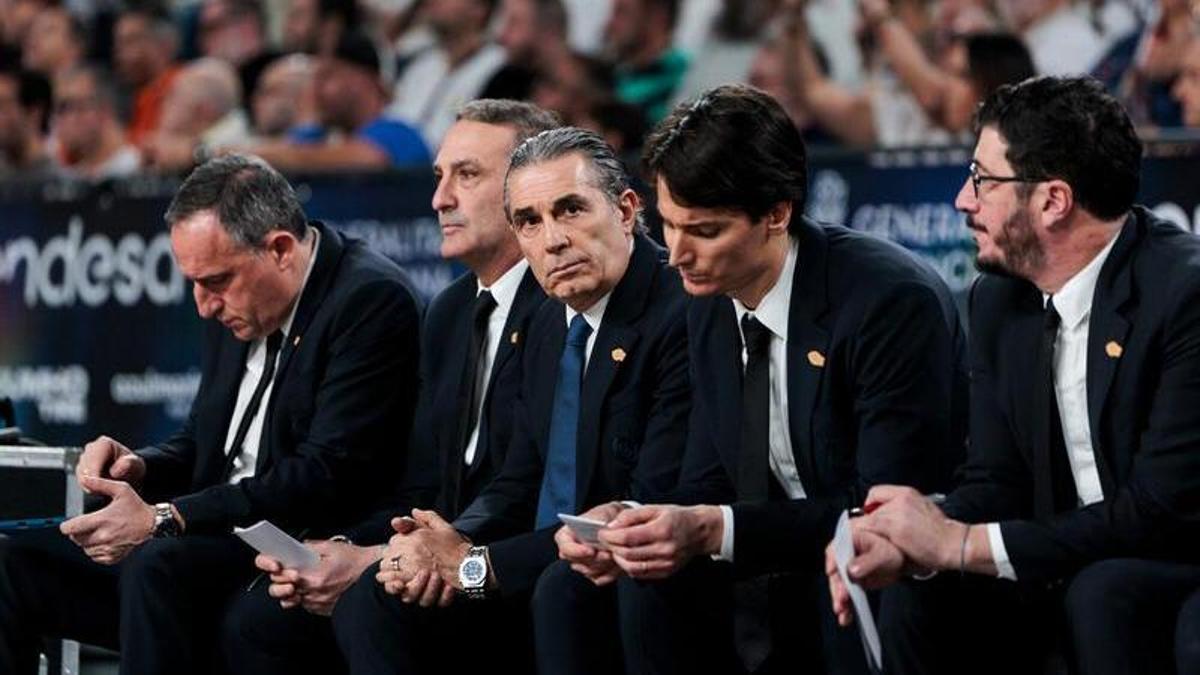 Sergio Scariolo y su staff, durante el partido ante el Real Madrid.