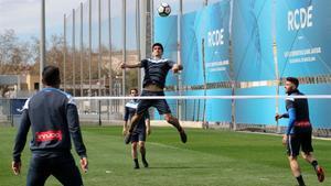 Gerard Moreno se dispone a rematar en un partido de futvoley en el entrenamiento del Espanyol.