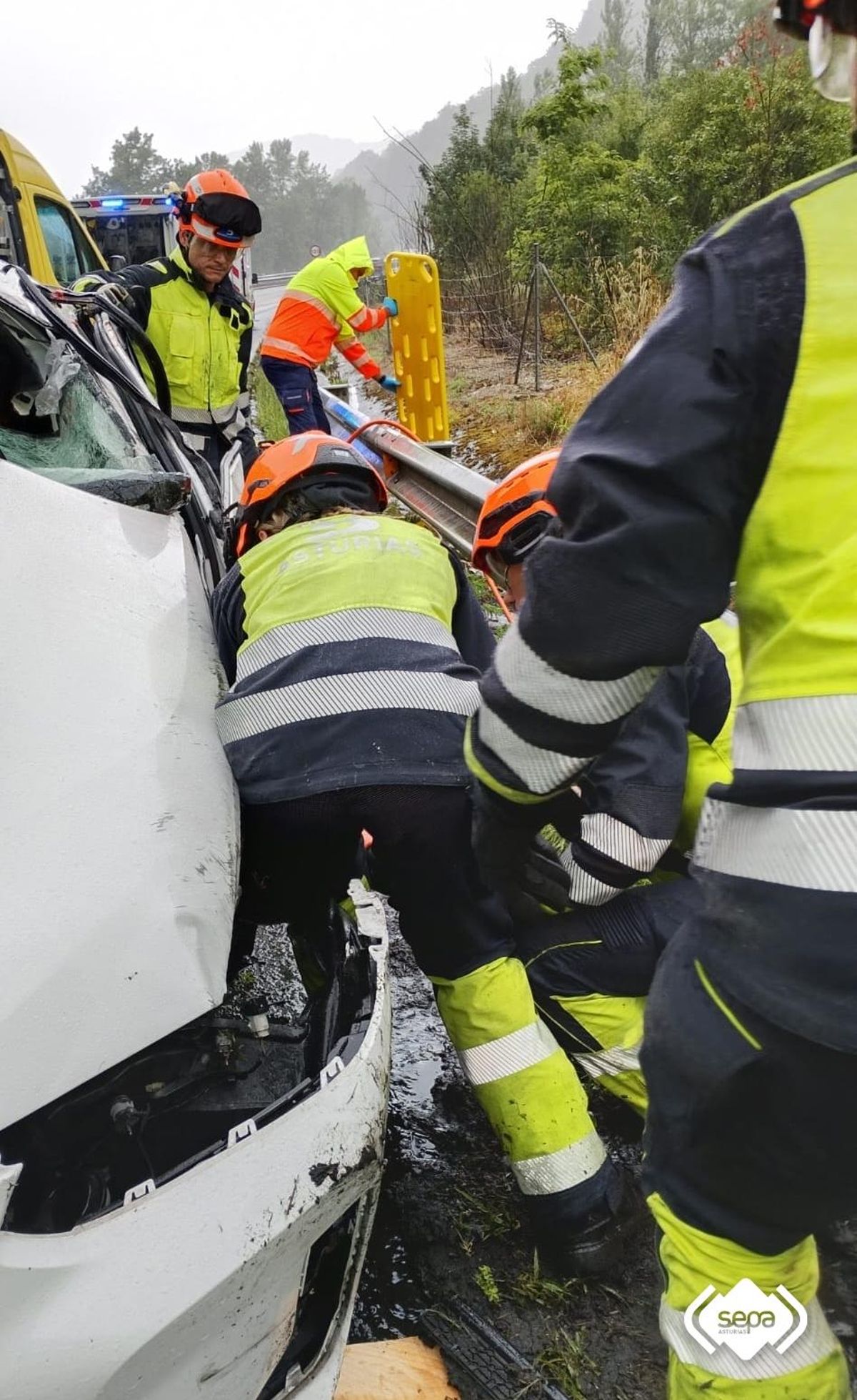 Los bomberos tratan de sacar a los accidentados.