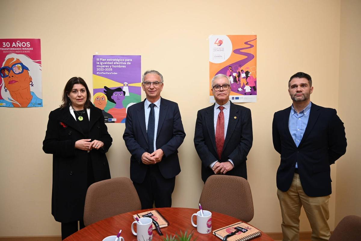 José Luis Quintana, Pedro María Fernández, Belén Suárez y Antonio Manuel Caracol, en el Punto Violeta inaugurado en el campus de Badajoz.