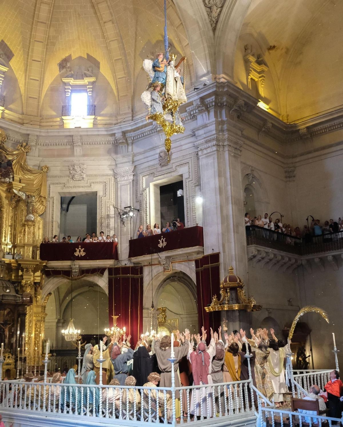 Un momento de la Coronación del Misteri, donde la Virgen María es coronada como Reina y Señora de Cielos y Tierra.
