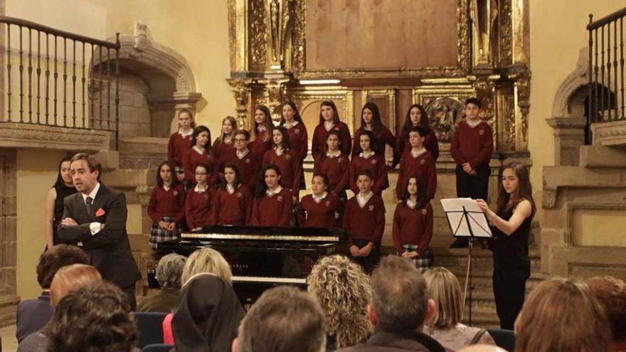 Carlos José Martínez se dirige al público, con el coro de la Asunción a su espalda.