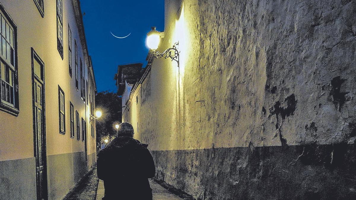 Un vecino pasea por una de las calles del centro histórico de San Cristobal de La Laguna.