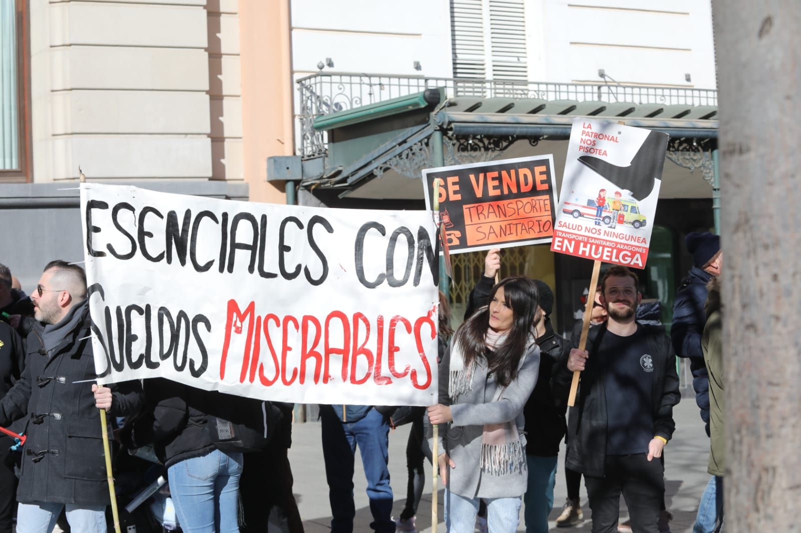 Protesta de los trabajadores de ambulancias en la Plaza España de Zaragoza