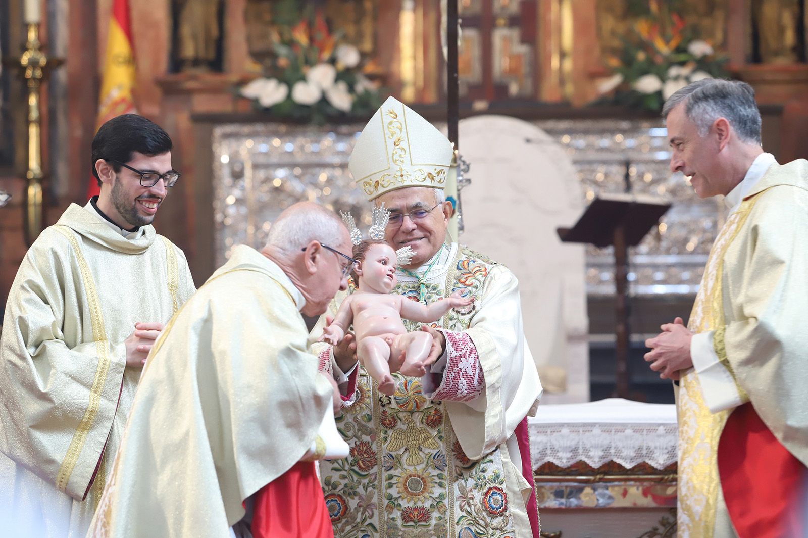 El obispo de Córdoba pide por la paz en la misa de la Navidad