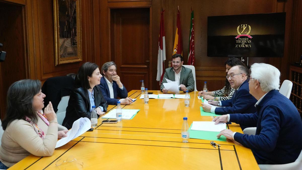 El jurado de los premios Tierras de Zamora 2025 durante la deliberación