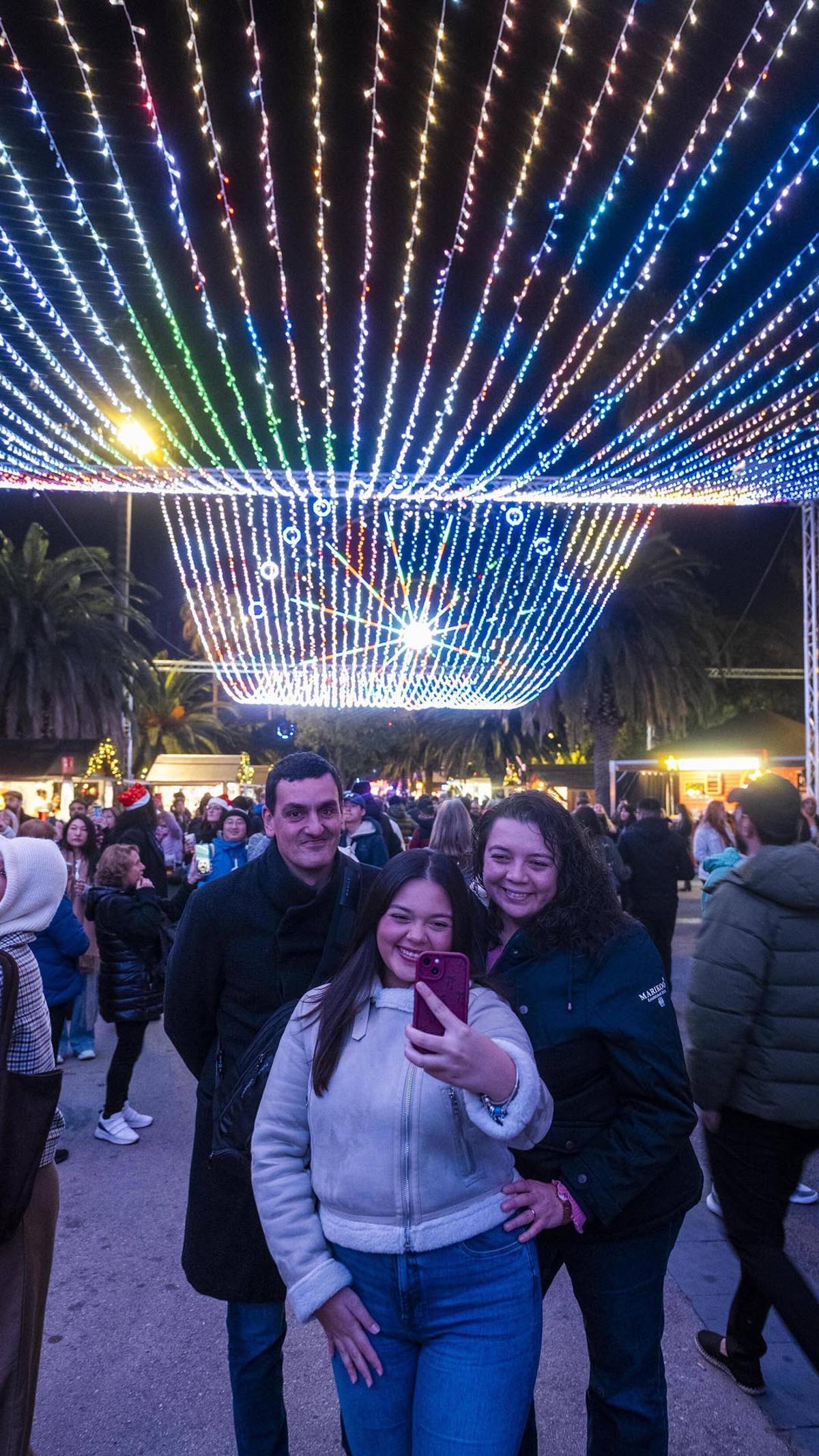 Encendido de la iluminación de Navidad en el puerto de Barcelona