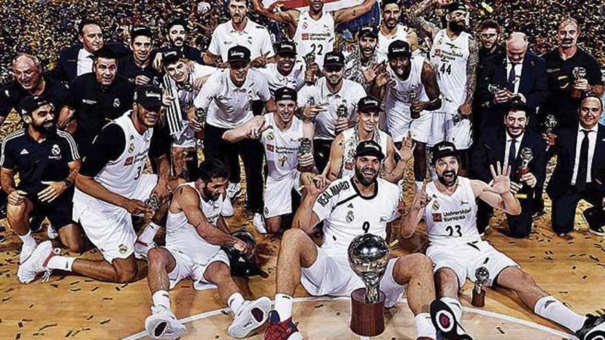 Los jugadores del Real Madrid reciben el trofeo de campeones de la Liga Endesa.