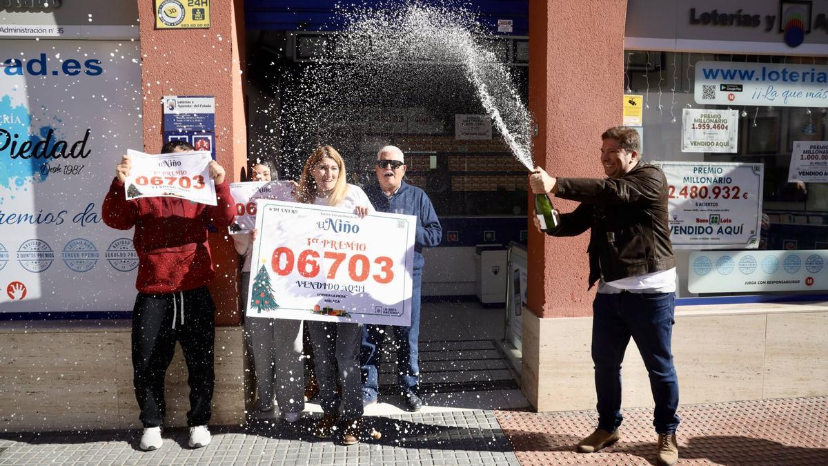 Celebración del primer premio de la lotería El Niño en la administración de La Piedad.