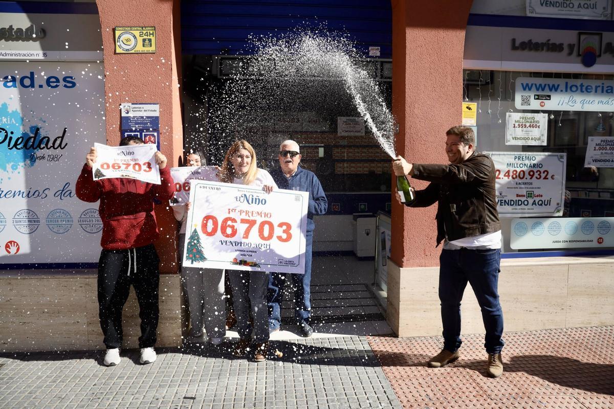 Celebración del primer premio de la lotería El Niño en la administración de La Piedad.