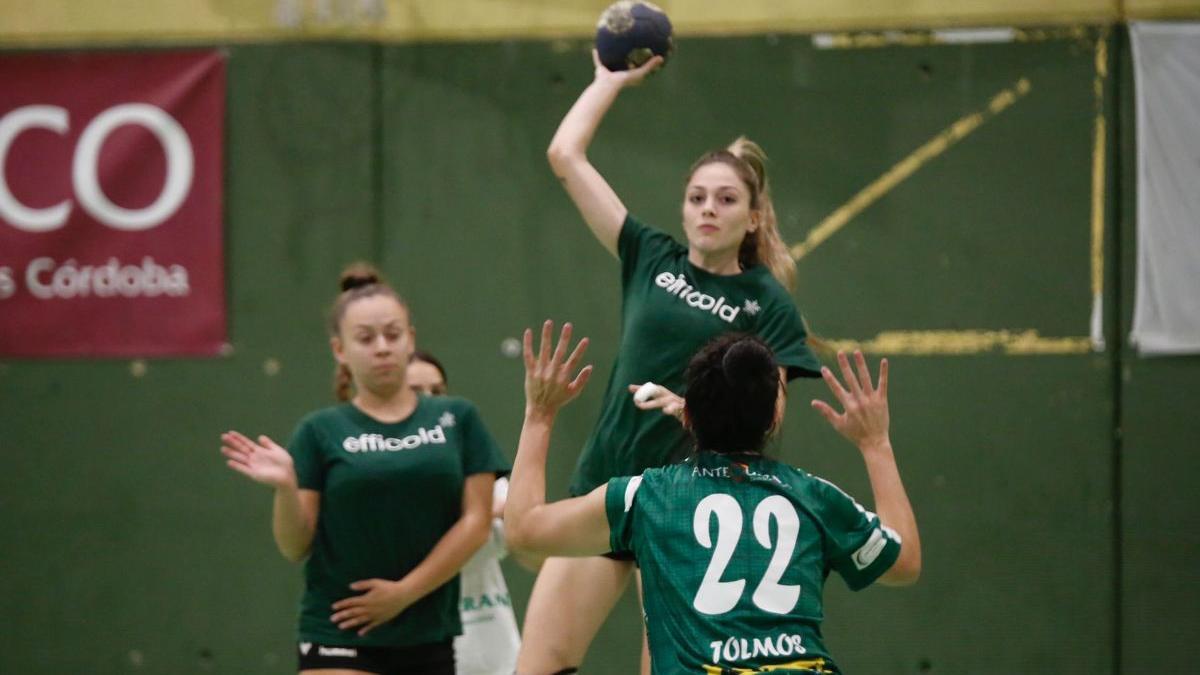 Irene García, con el balón en un entrenamiento de esta temporada.