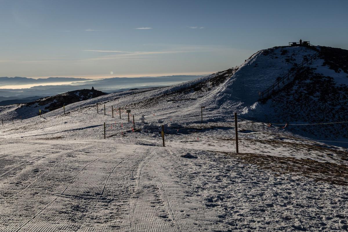 El aumento de las temperaturas significa que la gran mayoría de las estaciones de esquí del mundo ya dependen de la nieve artificial para aumentar la capa de nieve y prolongar la temporada, pero una racha récord de clima templado a fines de diciembre significa que incluso la nieve artificial ya no es posible en algunas áreas como en La Molina