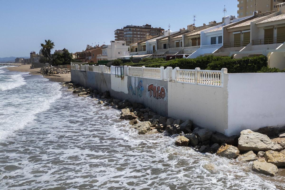 Las casas de primera línea de playa en Tavernes de la Valldigna son las más afectadas por la regresión de la playa.