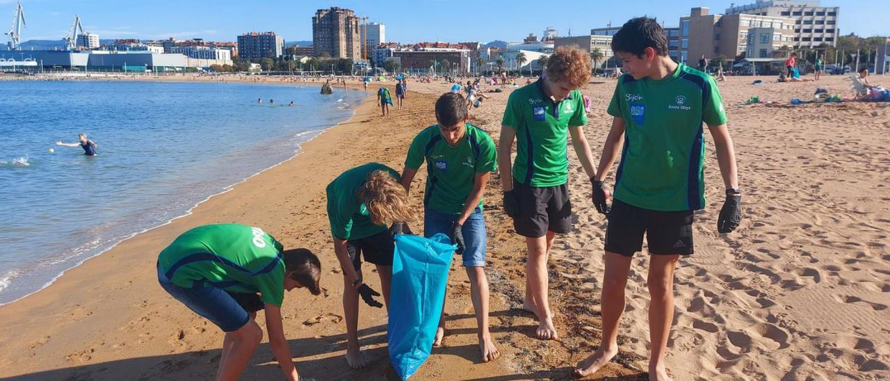 Por la izquierda, David García, Xurde Menéndez, José Ricardo Arrizado, Mauro González y Saúl Noriega, ayer, en la playa de El Arbeyal durante su recorrido en busca de residuos.