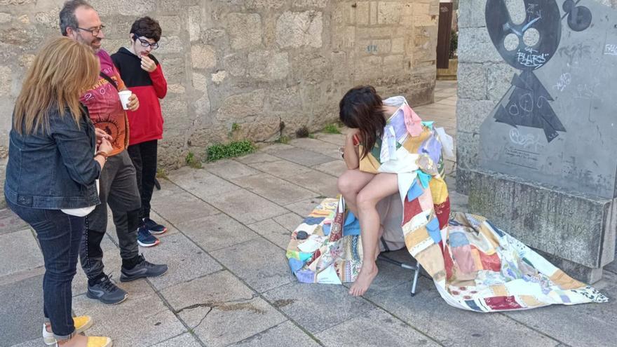 La artista Andreia Costas durante su intervención artística, ayer, ante la Casa da Torre de Redondela.