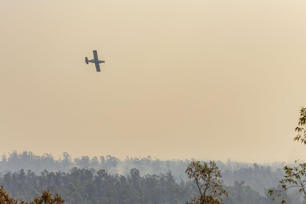 Un avión trabaja en las labores de extinción del incendio forestal. Un avión trabaja en las labores de extinción del incendio forestal.