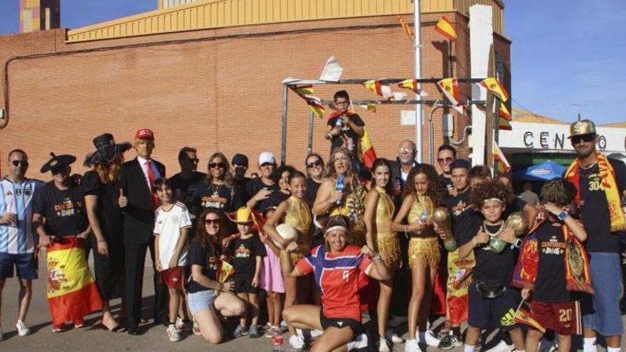 Las carrozas y comparsas llenan de color las calles