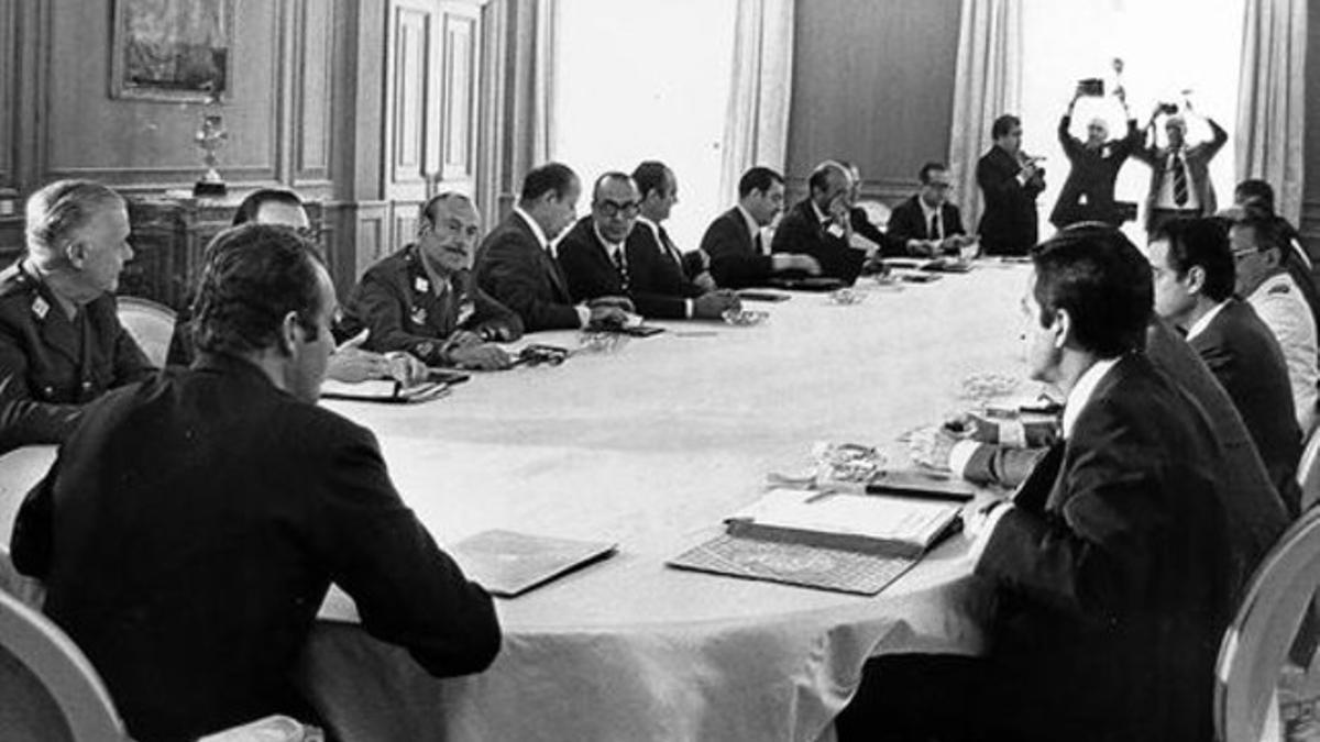 9 de julio de 1976 8El Rey preside el primer Consejo de Ministros del Gobierno de Adolfo Suárez.