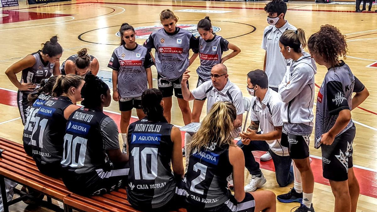 Ángel Fernández da instrucciones a las jugadoras de Quesos El Pastor