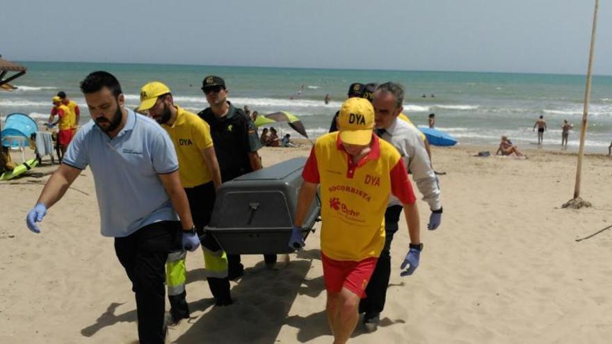 Momento en el que sacaban el cuerpo del ahogado de la playa