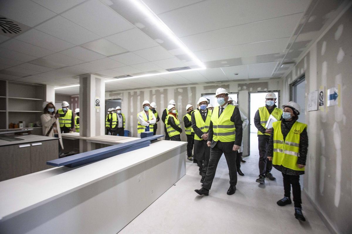 Visita de Puig a la ampliación de urgencias del Hospital de Alicante