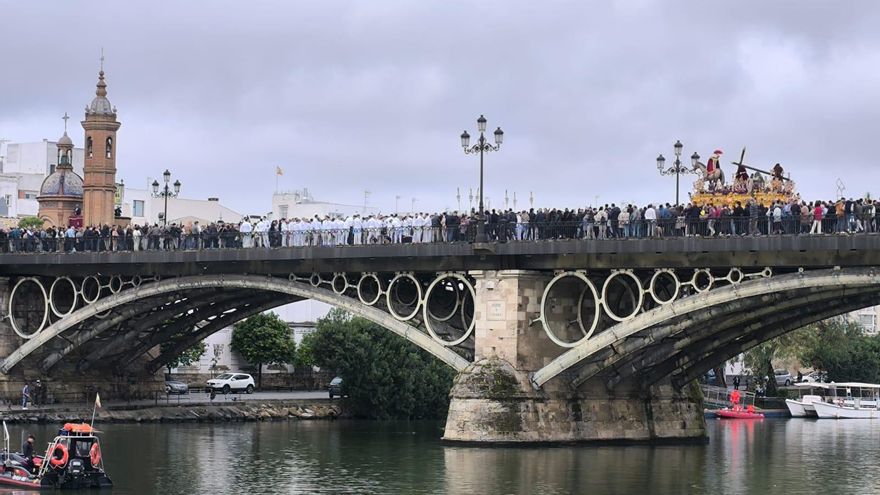 VÍDEO | Espectacular discurrir del Cristo de las Tres Caídas por el Puente de Triana