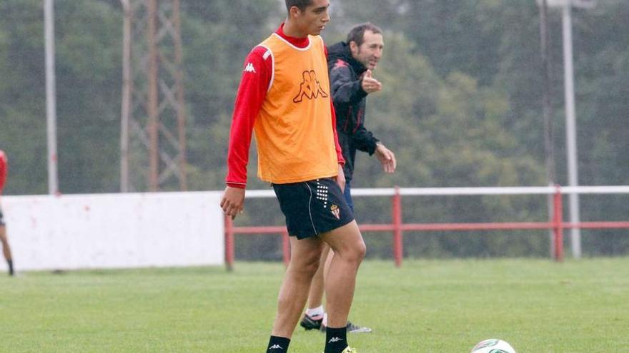 Pablo Fernández controla un balón, con Tomás a su espalda.