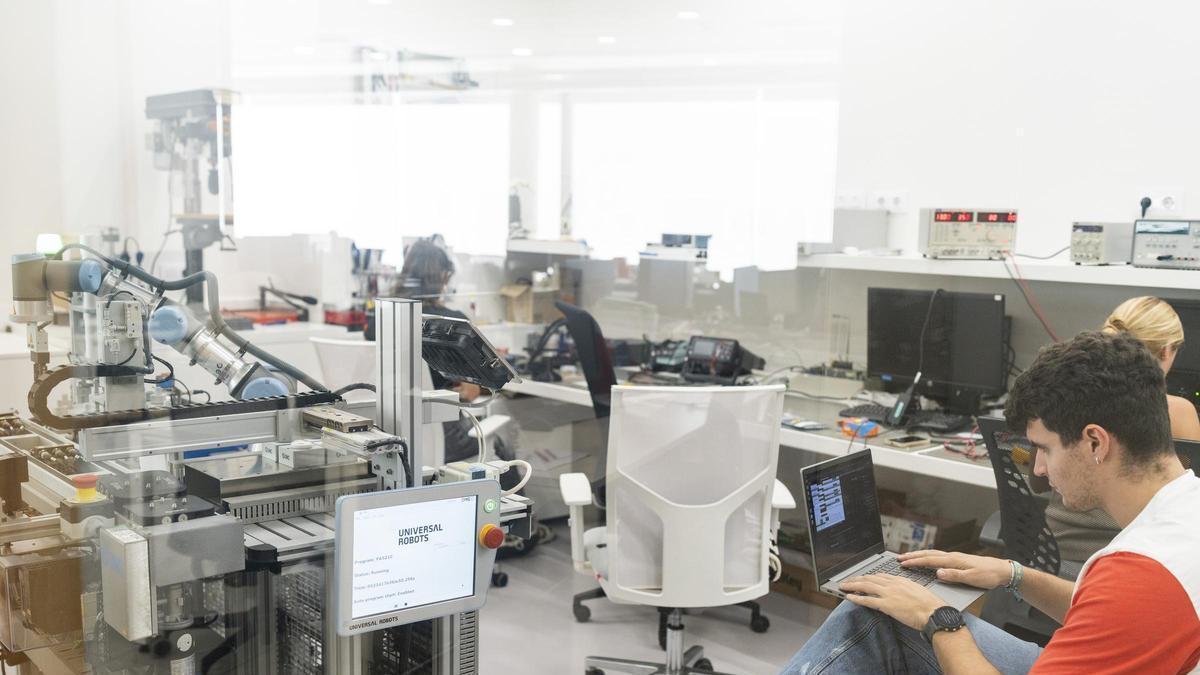 Trabajadores de Gradiant en las instalaciones del centro tecnológico en Vigo.