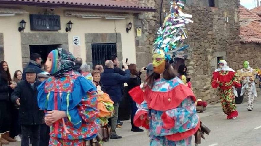 Dos de los trajes más vistosos del carnaval de Villanueva.