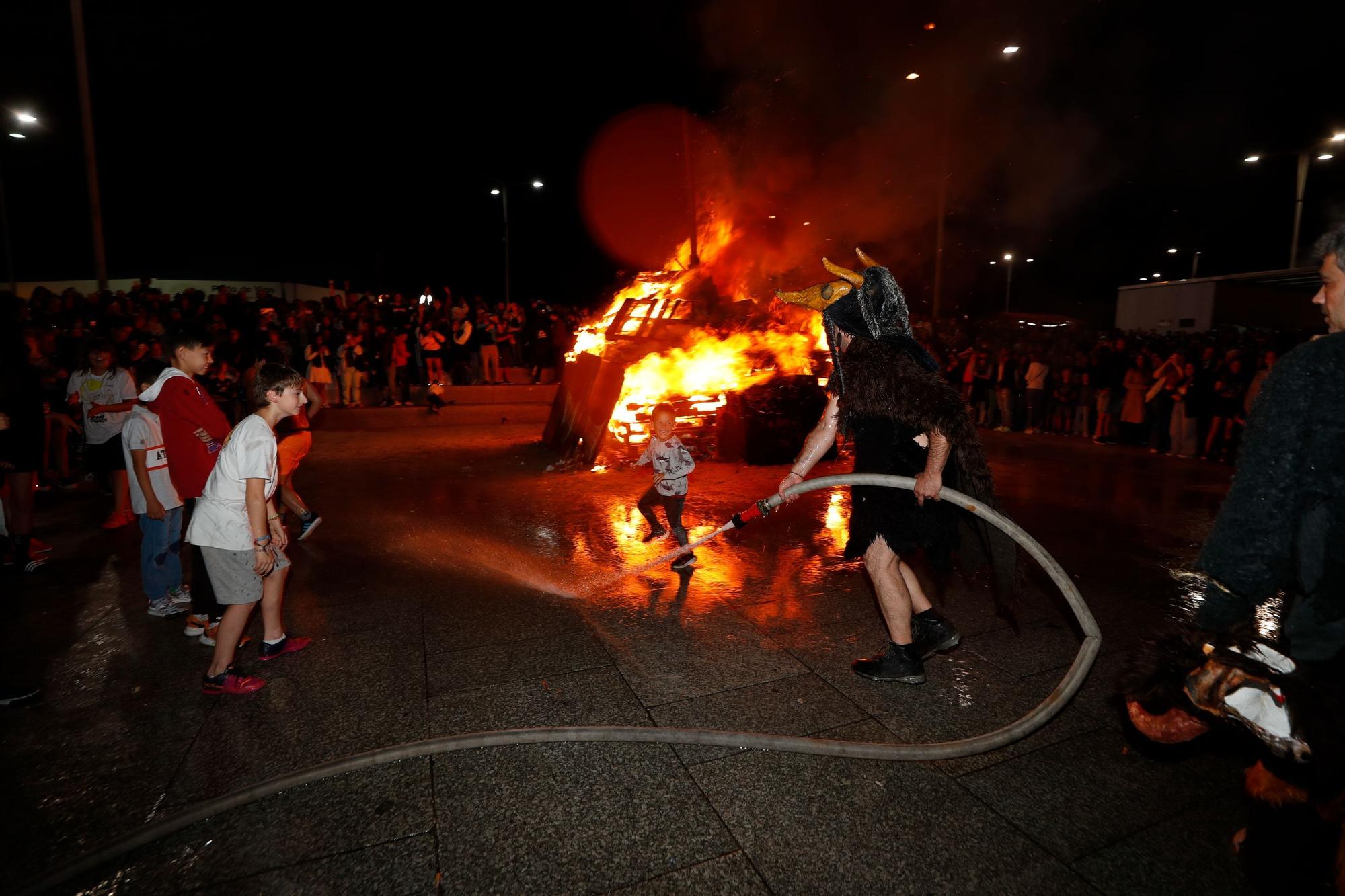 Miles de personas llenaron O Berbés durante la noche