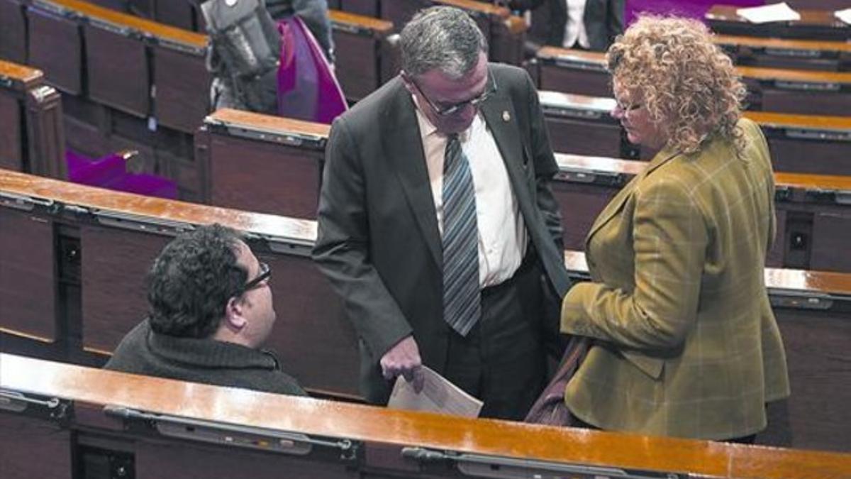 Los diputados del PSC Joan Ignasi Elena (sentado), Àngel Ros y Marina Geli, el pasado enero en el hemiciclo del Parlament.