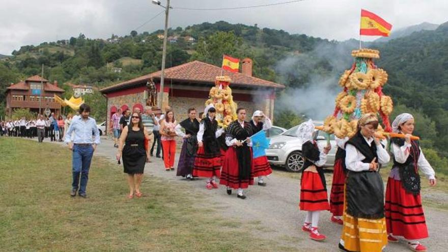 La procesión a su paso por la escuela de Borines.