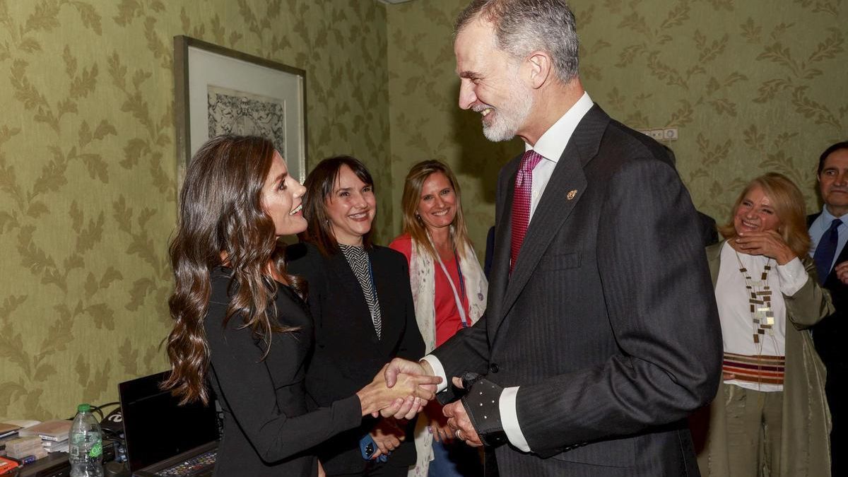 Los reyes recrean veinte años después su primer saludo en público.