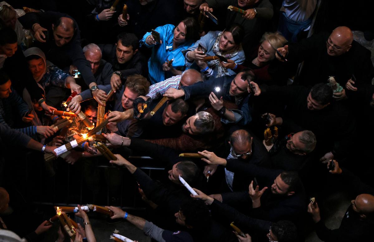 Cristianos ortodoxos celebran “Fuego Sagrado” en Jerusalén. eregrinos cristianos ortodoxos sostienen velas durante la ceremonia del Fuego Sagrado, un día antes de la Pascua ortodoxa, el sábado 15 de abril de 2023 en la Iglesia del Santo Sepulcro en la Ciudad Vieja de Jerusalén, donde muchos cristianos creen que Jesús fue crucificado y enterrado antes de resucitar.