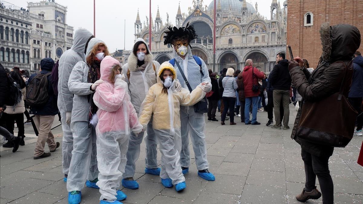 zentauroepp52444406 carnival revellers wear protective face masks at venice carn200223212319