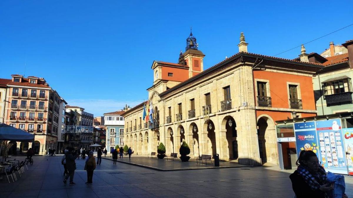 Una panorámica del Ayuntamiento de Avilés. | E. P.