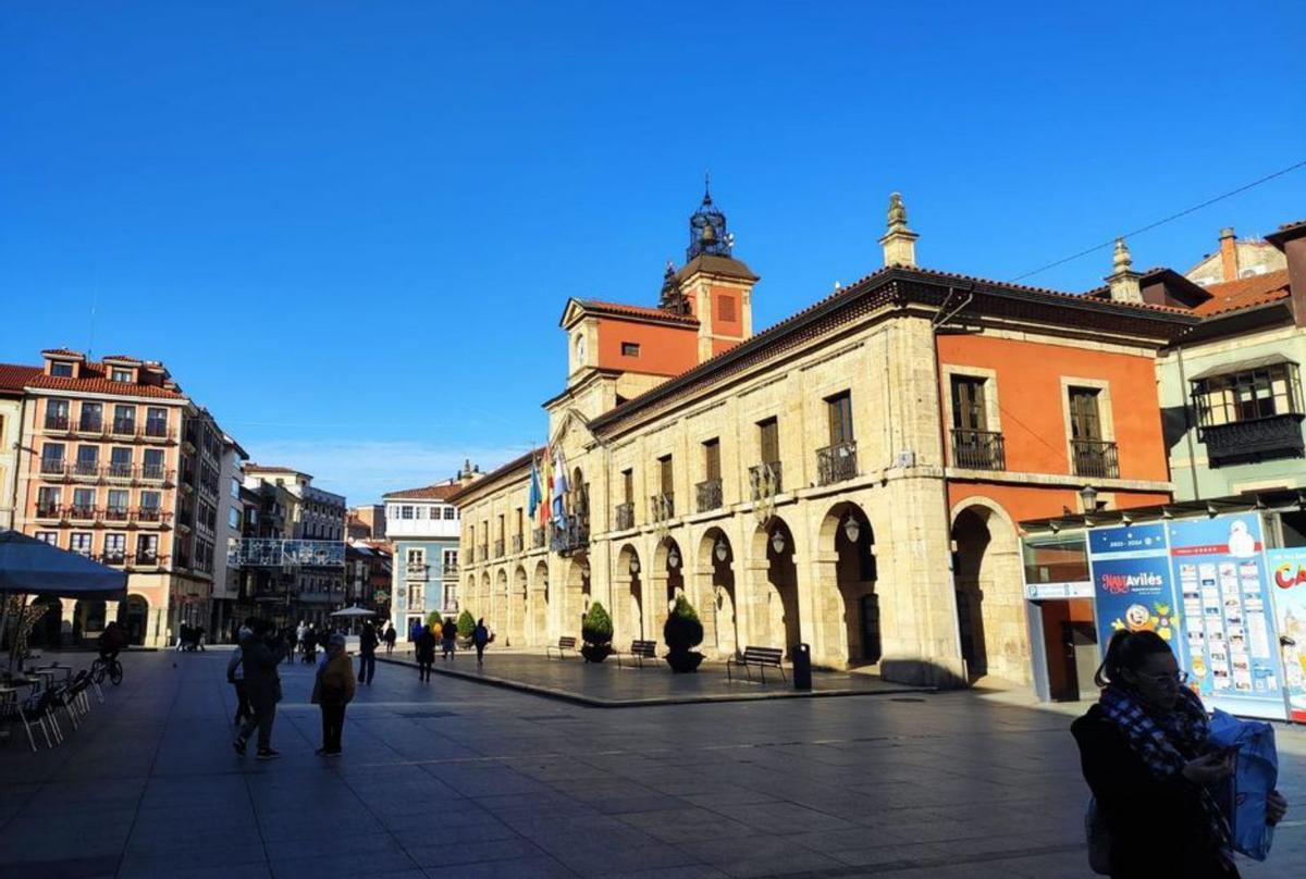 Una panorámica del Ayuntamiento de Avilés. | E. P.