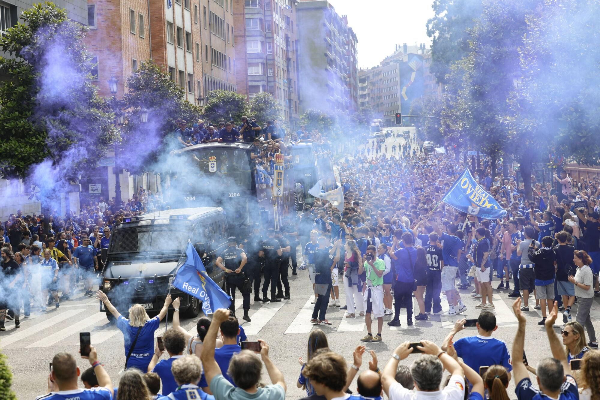 Locura azul en las calles de Oviedo para celebrar el ascenso del equipo a Primera División