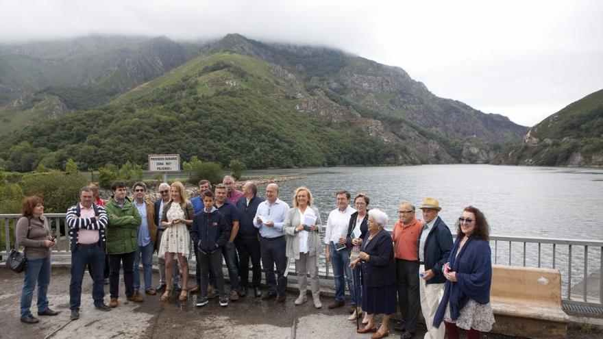 Dirigentes del PP con vecinos de Rioseco, frente al pantano.