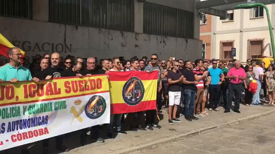 Protesta de policías y guardias civiles en Córdoba por la equiparación salarial