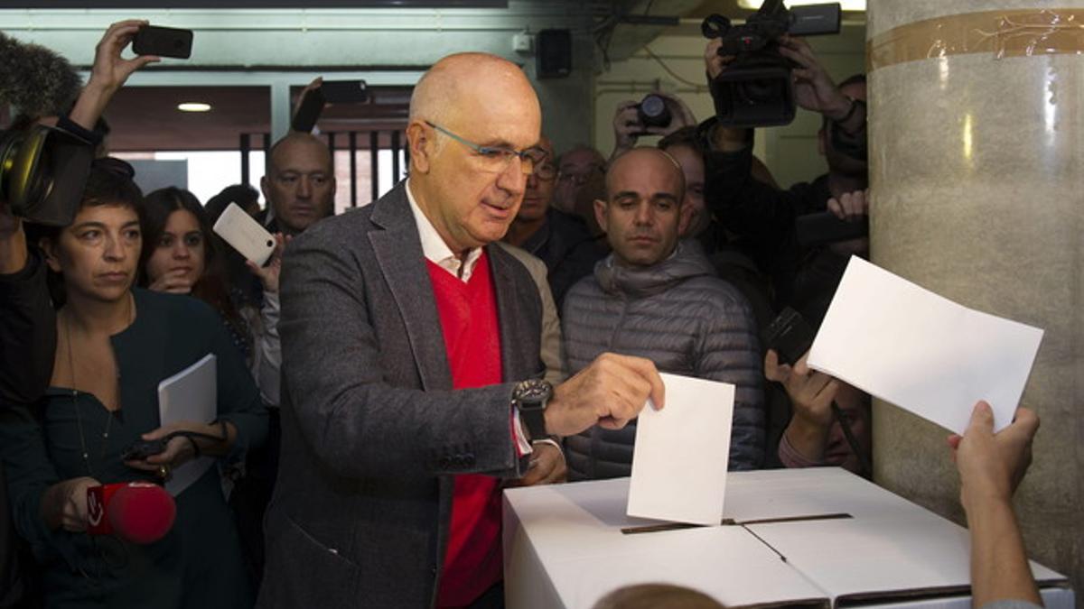 El líder de Unió, Josep Antoni Duran Lleida, vota en la Escola Orlandai de Barcelona.