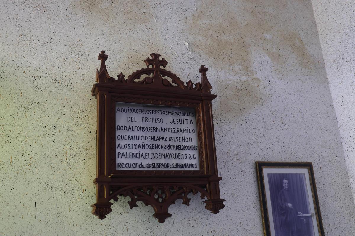 Restos mortales de un joven jesuita en el interior de la capilla