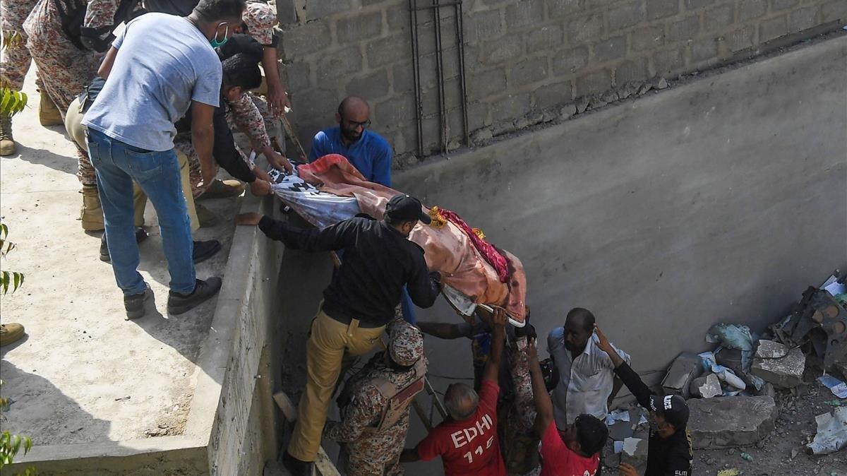 zentauroepp53498635 rescue workers move a body from the site after a pakistan in200522132952