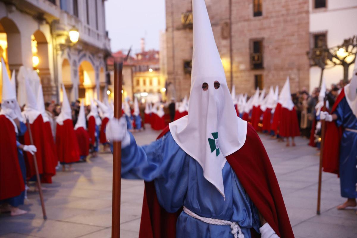 EN IMÁGENES: Avilés, a reventar en la procesión del Silencio