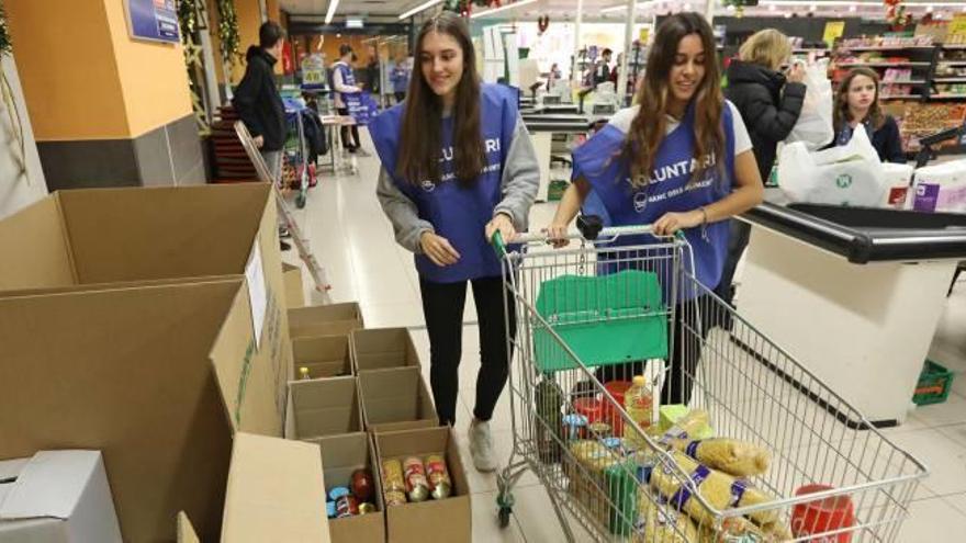 Voluntàries, col·laborant durant el primer dia del Gran Recapte 2018 en un supermercat de Girona.