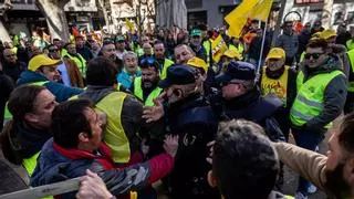 Máxima tensión entre la Policía Nacional y los agricultores en la plaza San Pedro Nolasco
