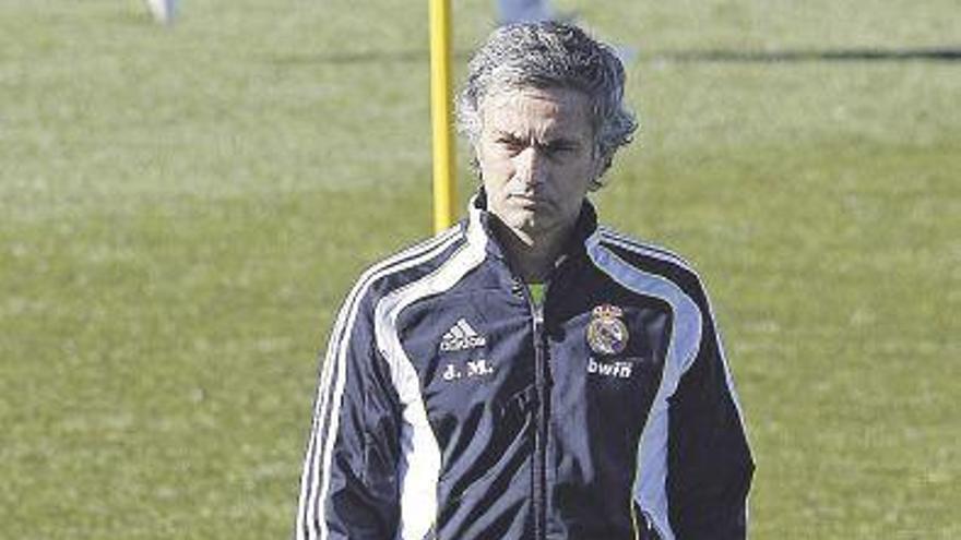 Mourinho, en Valdebebas, durante un entrenamiento del Real Madrid.