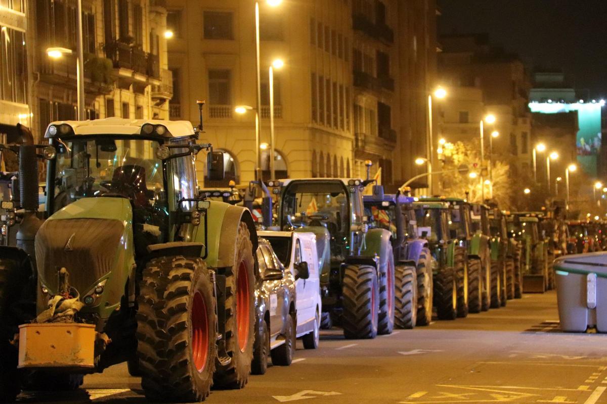 Tractors provinents de Girona estacionats a la cruïlla entre Gran Via i Passeig de Gràcia minuts abans de tornar cap a casa