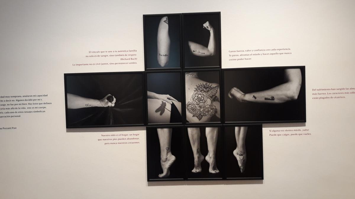 Las fotografías de tatuajes, ordenadas en forma de cruz, de Karina Pozzatti.
