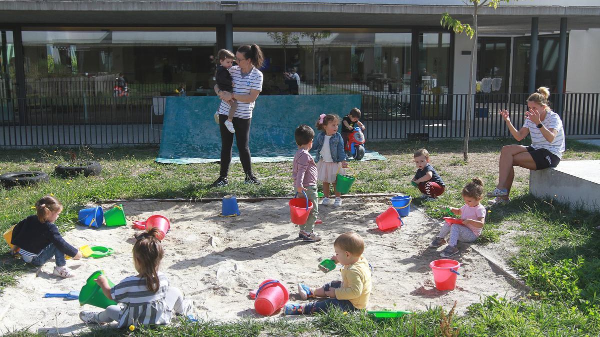 Un gruño de niños de la escuela infantil, en una zona de juegos.